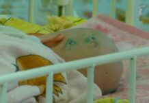 Нейрохирурги Казахстана бьют тревогу, мамы роняют телефоны на голову малышам ребенок в больнице