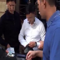Полицейский вымогал полмиллиона тенге у коллеги в Шымкенте