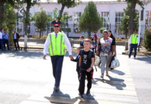 В Шымкенте сотрудники полиции за руку переводят детей через дорогу