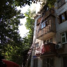 Пожарные в Шымкенте спасли двух человек
