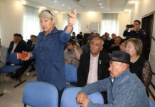 Участковые поселка Тогыс получили два автомобиля