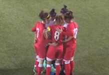 С футболистки в Иордании слетел хиджаб: соперницы прикрыли девушку собой