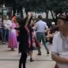Казахстанца удивили танцы под казахскую музыку в центре Шанхая танцы под казахскую музыку в центре Шанхая