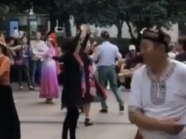 танцы под казахскую музыку в центре Шанхая