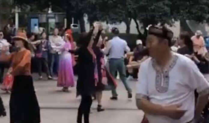 танцы под казахскую музыку в центре Шанхая