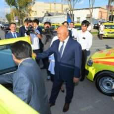 Умирзак Шукеев вручил ключи от 32 новых машин скорой помощи