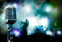 Они не видят, но слышат сердцем: в Шымкенте состоялся конкурс талантов среди незрячих микрофон