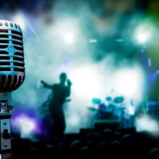 Они не видят, но слышат сердцем: в Шымкенте состоялся конкурс талантов среди незрячих микрофон