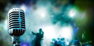 Они не видят, но слышат сердцем: в Шымкенте состоялся конкурс талантов среди незрячих микрофон