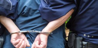 Всю семью наркодельцов приговорили к длительным срокам в Шымкенте наручники