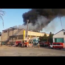 Крупный пожар в Шымкенте: горит здание на территории бывшего автопарка