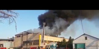 Крупный пожар в Шымкенте: горит здание на территории бывшего автопарка