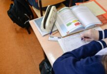 «Укажите доходы родителей»: Казахстанца удивили задание из школьного учебника школьница, учебники