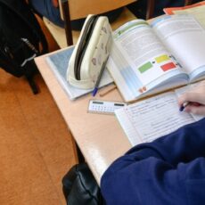 Как начнется новый учебный год в Казахстане школьница, учебники
