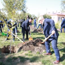 В Туркестане Аскар Мамин дал старт республиканской акции по посадке деревьев