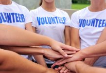 Легкий груз волонтеры помогают полицейским