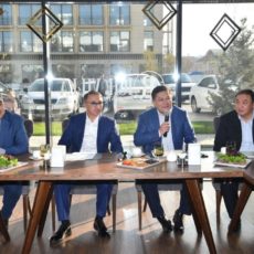 Аким Шымкента Ерлан Айтаханов позавтракал с бизнесменами Шымкента