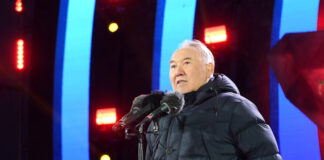 Нурсултан Назарбаев осмотрел выставку ремесленников, где были представлены труды мастеров 20 государств мира