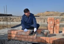 Глава Шымкента заложил первый кирпич в основание южных ворот цитадели