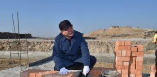 Глава Шымкента заложил первый кирпич в основание южных ворот цитадели