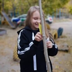 В Шымкенте опавшую листву приклеивают обратно на деревья