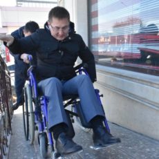 Аким Туркестана Рашид Аюпов несколько часов провел в инвалидной коляске