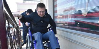 Аким Туркестана Рашид Аюпов несколько часов провел в инвалидной коляске