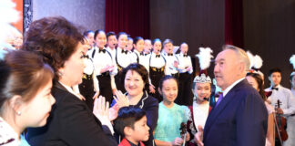 В Туркестане Елбасы посетил новую музыкальную школу