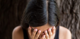 В Туркестане парень выкрал для свадьбы школьницу, изнасиловал ее и сел в тюрьму девушка плачет