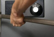 Охранник крепко спал: В это время из сейфа пропали деньги кража с сейфа