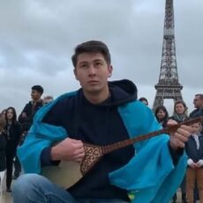 Казахстанский вайнер сорвал аплодисменты, сыграв на домбре перед Эйфелевой башней кюй Курмангазы