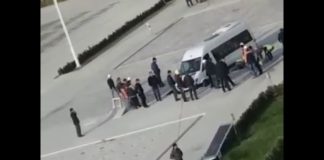 Минивэн разрушил пешеходную плитку фонтана в Туркестане