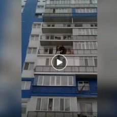 Полицейские спасли парня, который пытался выброситься с балкона Попытка самоубийства