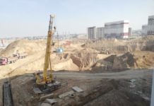 Выживший при обвале грунта 26-летний оператор катка получил травму позвоночника