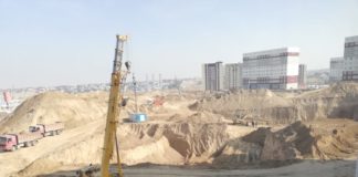 Выживший при обвале грунта 26-летний оператор катка получил травму позвоночника