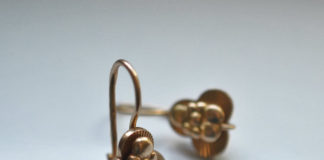 Полицейские Туркестанской области задержали подозреваемого в краже золотых изделий золотые серьги