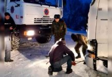 Шымкентские спасатели оказали помощь застрявшим на автодороге Алматы — Шымкент Шакпак баба, снежный занос