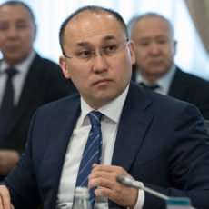 Как будут бороться с оттоком молодежи в российские вузы, рассказал Абаев