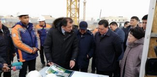 Аскар Мамин отказался от авто и пешком прошёл по Туркестану