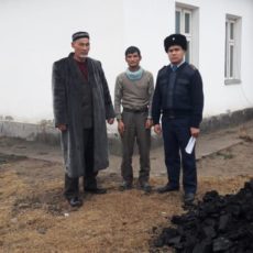 Полицейские Туркестанское области оказывают помощь нуждающимся семьям благотворительность