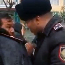 Скандальное видео в сети с задержанием учителя в Туркестане бурно обсуждается в социальных сетях