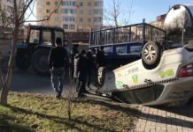 В Шымкенте такси влетело в трактор и перевернулось