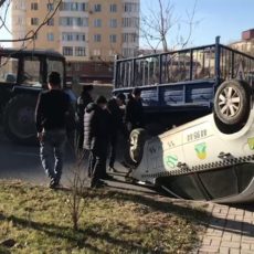 В Шымкенте такси влетело в трактор и перевернулось