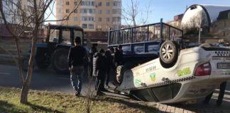 В Шымкенте такси влетело в трактор и перевернулось