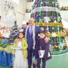Ноутбук и подарки получили дети из малообеспеченных семей на елке областного акима