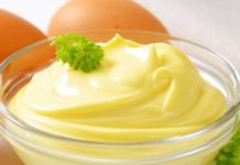 Диетолог назвала пять самых вредных продуктов новогоднего стола майонез