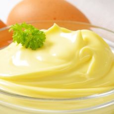 Диетолог назвала пять самых вредных продуктов новогоднего стола майонез