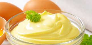 Диетолог назвала пять самых вредных продуктов новогоднего стола майонез