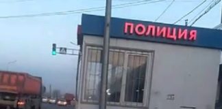 Хозяевами полицейской будки на трассе Шымкент-Туркестан стали бомжи