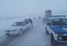 В Туркестанской области полицейские оказывают помощь, застрявшим в степи